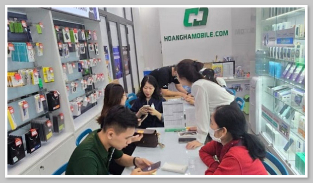 Nhân viên cửa hàng Hoàng Hà Mobile Tiền Giang tư vấn nhiệt tình